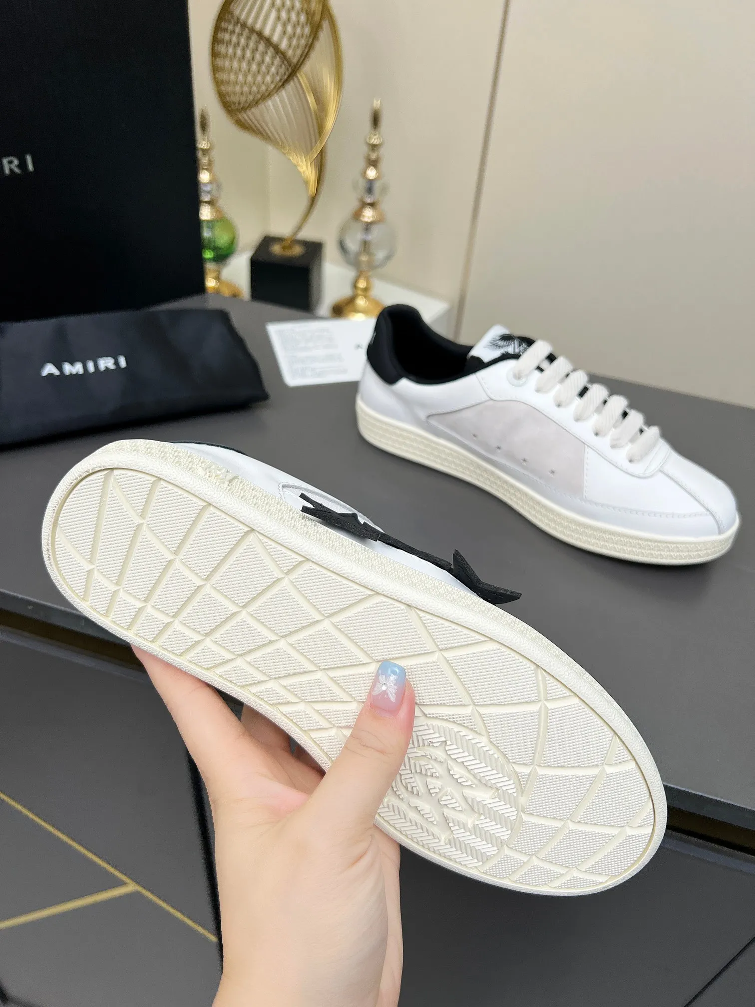 Men's Men's Shoes 💰580 Bone Shoes · AMIRI Skel-Top AMIRI 🔥 launches a new "ThePacific" series of low-top casual sports moral training shoes in the early spring of 2025. This iconic shoe covers men's and women's shoes, drawing inspiration from the brand's classic sports style and elegantly integrating West Coast style. "The Pacific" contrasting five-pointed star series is rooted in Amiri's unique California genes, showing the freedom and leisure atmosphere of the West Coast. This series launches two styles that incorporate the brand's iconic elements: the leather version is made of pure white leather with a same-color sole, and is embellished with star patterns on the side of the shoe, just like the bright starry sky of California. The black and ocean blue colors are shared by men and women, and there is also a red star model exclusive for men and a light pink star model exclusive for women. The suede model is decorated with the brand's classic bone pattern on the side of the shoe. The rubber sole and suede fabric complement each other. The color scheme covers black, chocolate and sand, and is suitable for both men and women. Made of imported cowhide and decorated with bone pieces on the sides of the upper, it is novel and unique and has a good three-dimensional effect! High-density breathable mesh lining + original molded TPU outsole 🙏 Recommended by celebrities, bloggers and internet celebrities, 🚵🏻 an indispensable item for shopping, partying and traveling. One of the most unmissable sneakers in 2025 ✦Color: 10 colors available ✦Size: Women’s size 35--40 ✦Size: Men’s size 39--45